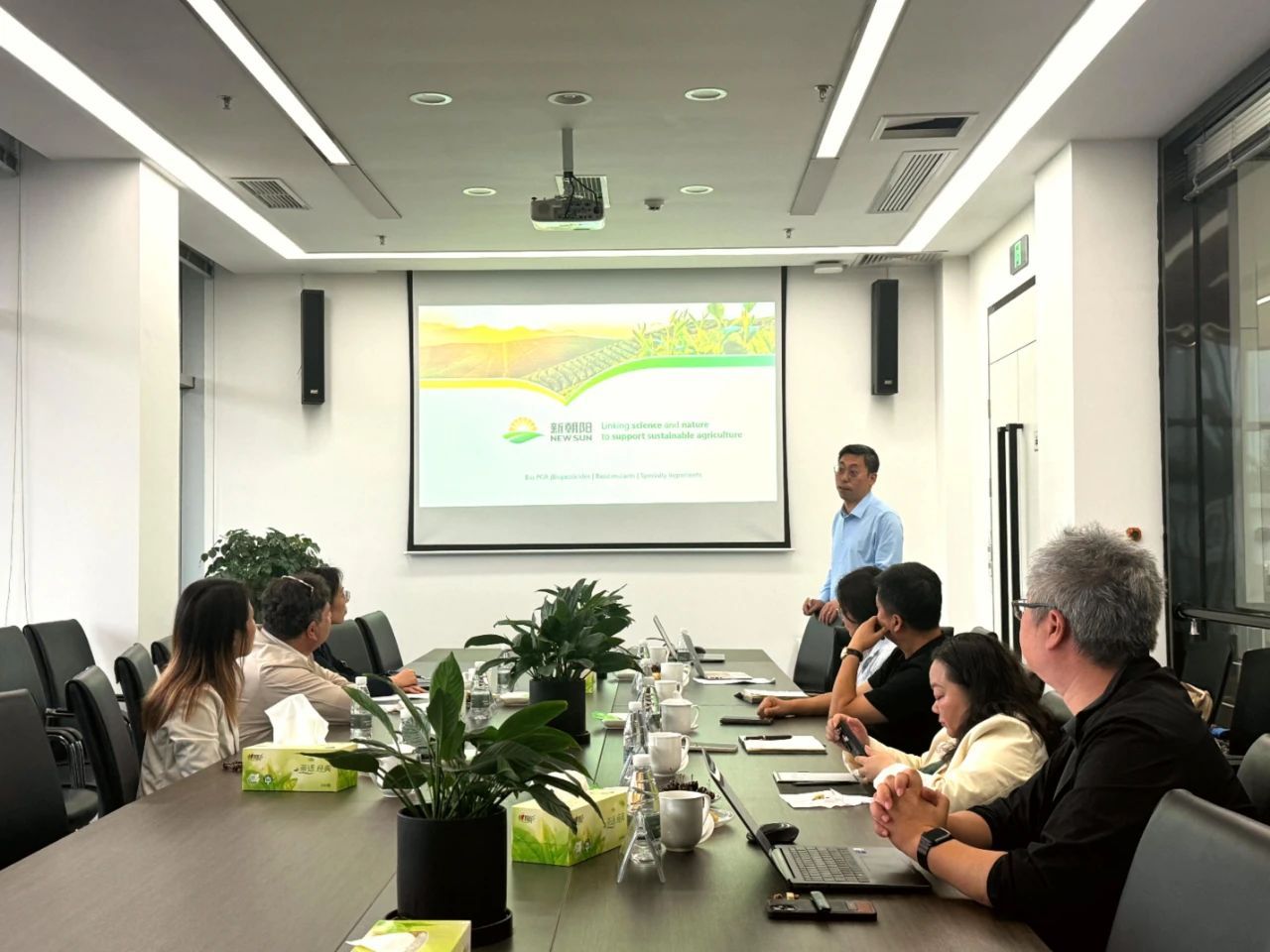 以色列駐成都總領(lǐng)事代表團一行蒞臨新朝陽參觀交流，共探中以農(nóng)業(yè)科技協(xié)同發(fā)展之路